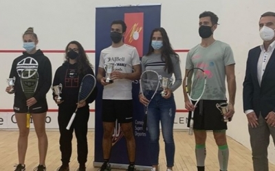 Iker Pajares, amb el trofeu de campió | @rfesquash